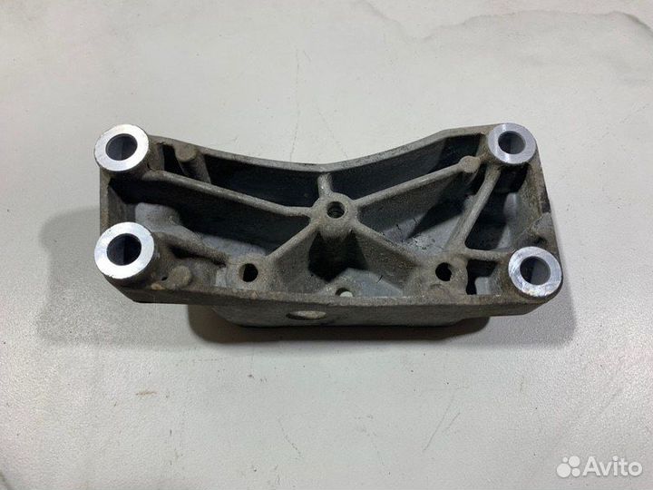 Кронштейн кпп Skoda Octavia A5