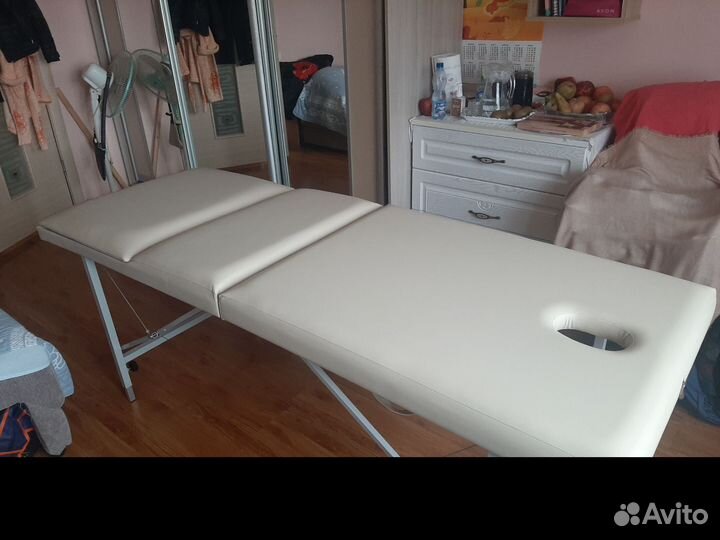 Новая добротная массажная кушетка