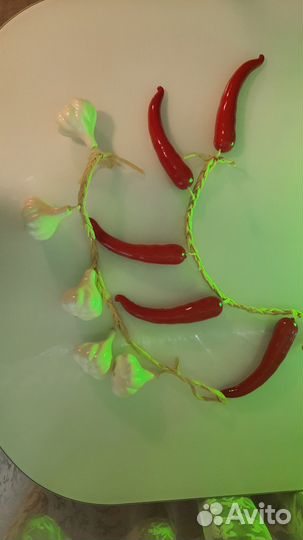 Декор Хеллоуин. Связки чеснока и острого перца