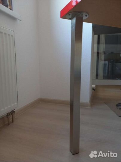 Стол красный. икеа