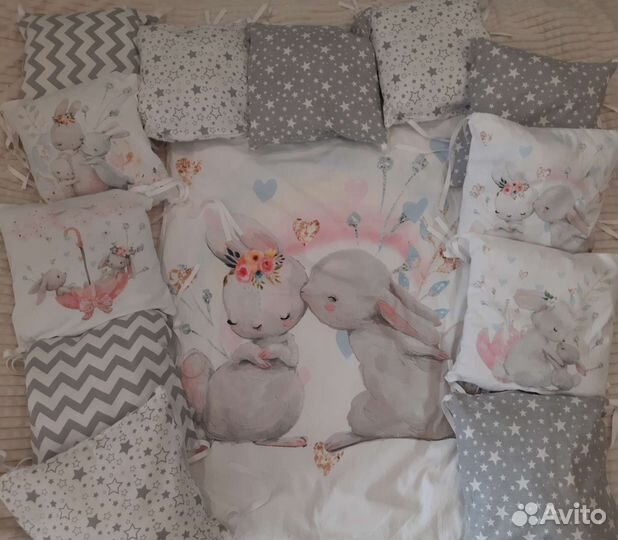 Бортики в кроватку и постельные принадлежности