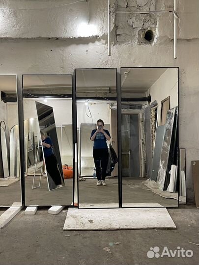 Зеркало настенное/напольное с ножкой в черной раме