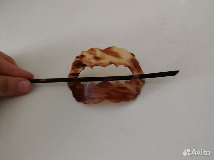 Заколка из черепахового панциря