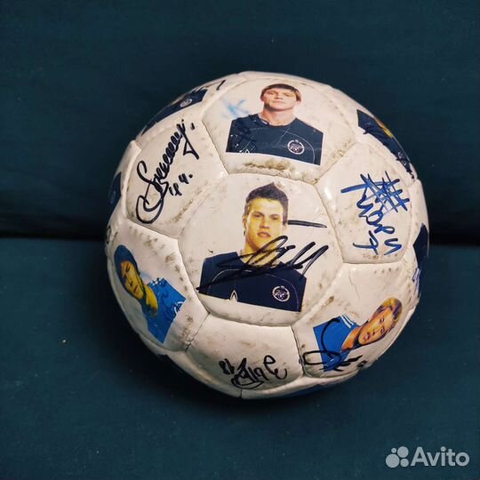 Футбольный мяч c автографами всей команды