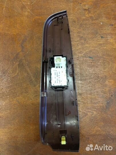 Кнопка стеклоподъемника передняя левая Toyota