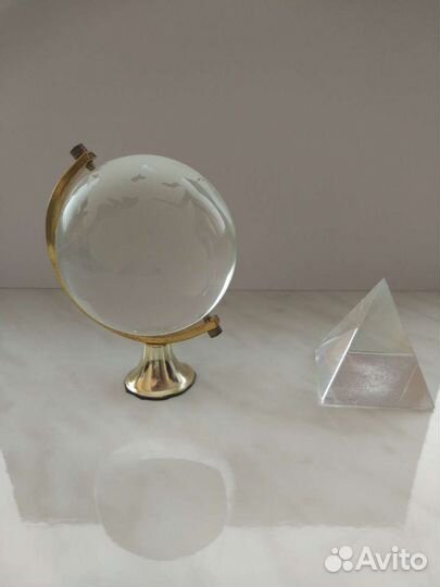 Хрустальный глобус, пирамида