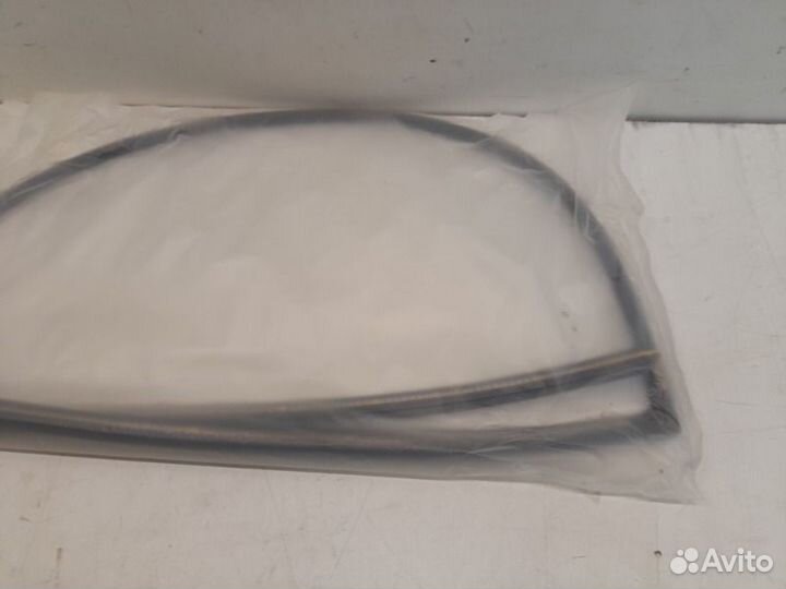 Молдинг лобового стекла передний Toyota Rav4 40