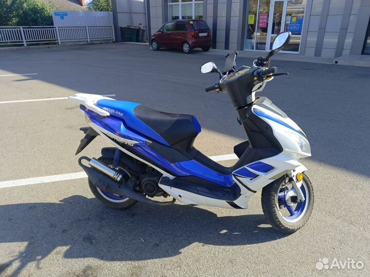 Скутер Motoland