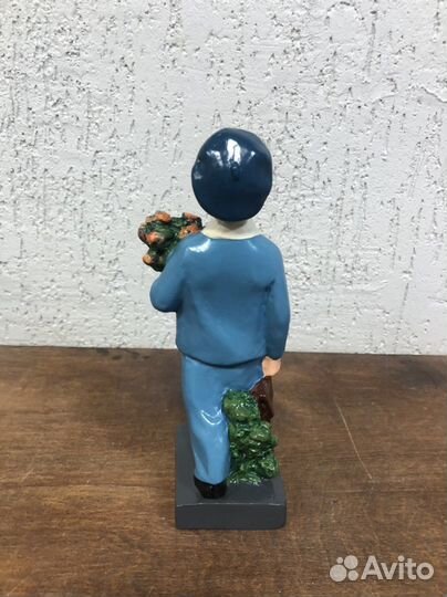Статуэтка гипс. Школьник с цветами. Артель Кунгур