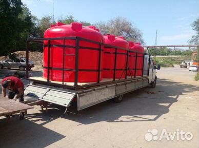 Емкости в обрешетке для воды/кас