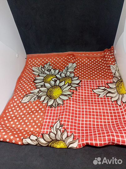 Красивый винтажный, шелковый платок. 84х84см