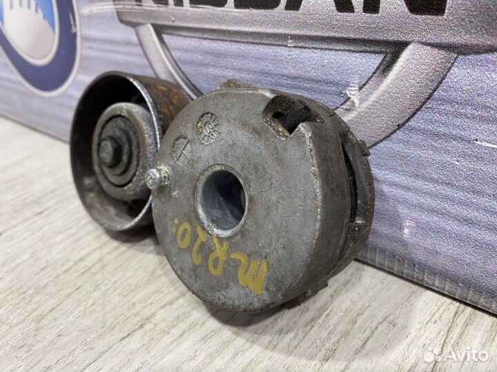 Ролик приводного ремня Натяжной обводной Nissan qa