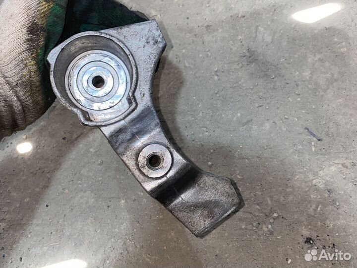 Кранштейн 03C903143B 1.4tsi BLG Skoda Touran