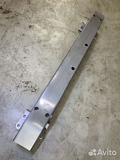 Усилитель бампера передний Toyota Avensis