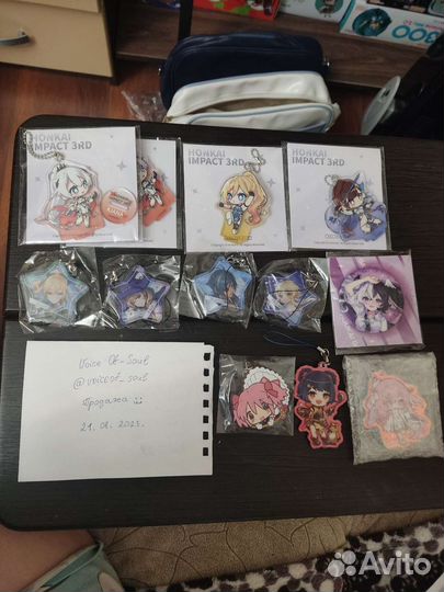 Брелки значки honkai genshin и тд