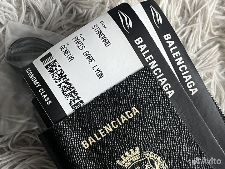 Balenciaga Passport кошелёк