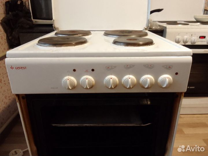 Продаю электрическую плиту Gefest