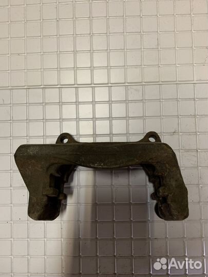 Скоба заднего суппорта Volkswagen Passat B6 B7