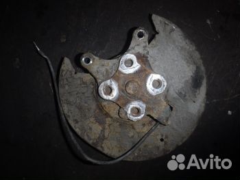 Кулак задний левый Мазда