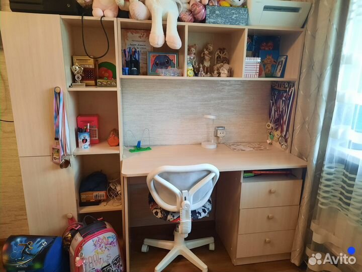 Письменный стол, шкаф и кровать для ребенка