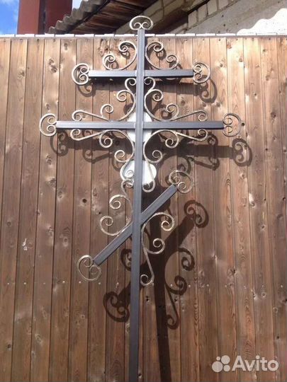 Крест на кладбище