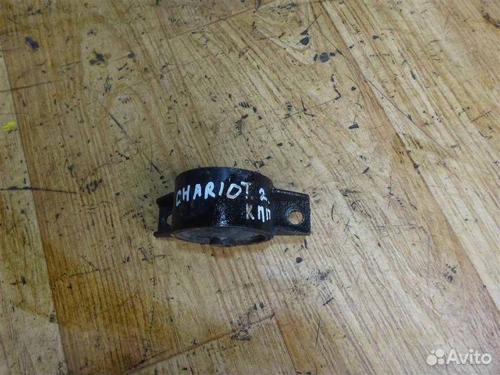 Опора двигателя правая Mitsubishi Chariot II 1991