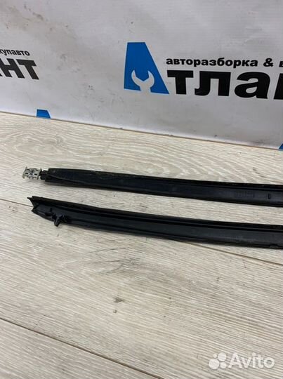 Молдинг стекла передний Opel Astra J A16XER 2010