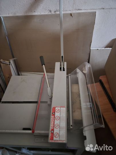 Резак для бумаги гильотина