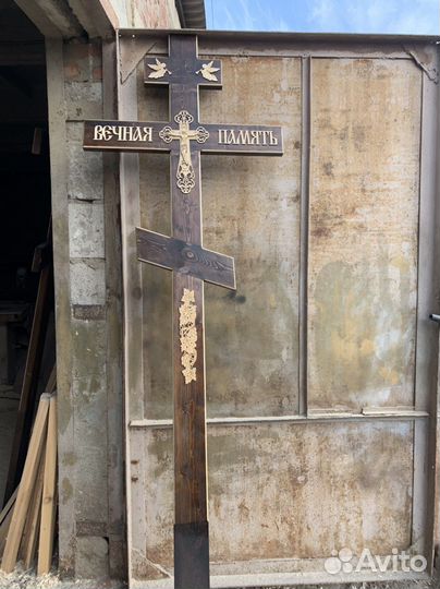 Кресты металические и деревянные на кладбище