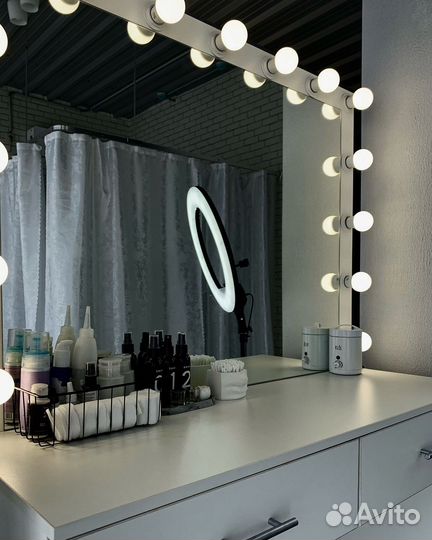 Стол визажиста