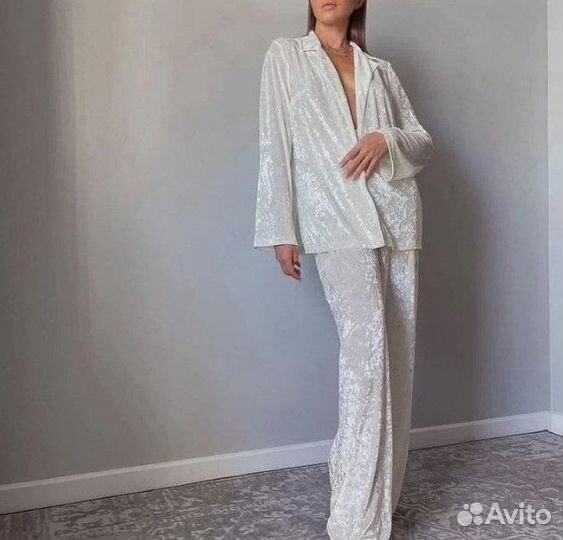 Велюровый костюм, жемчужного цвета