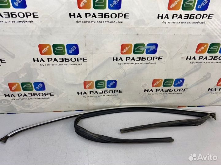 Уплотнительная резинка стекла двери передняя левая