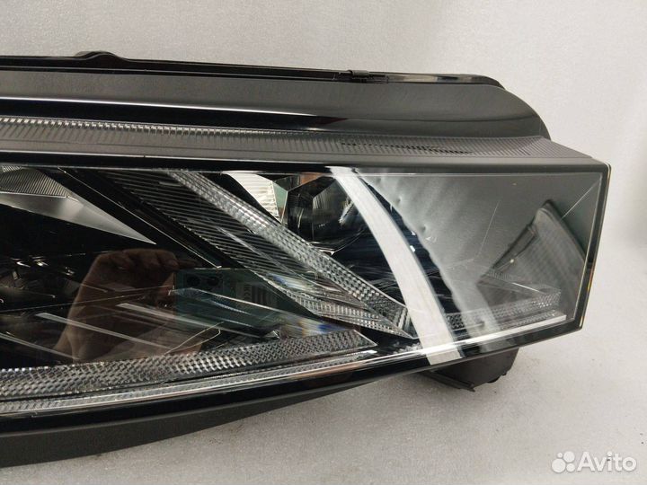 Фара правая Skoda Octavia 4 2022 5E4941016A