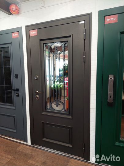 Стальная дверь с окном и лазерной резкой