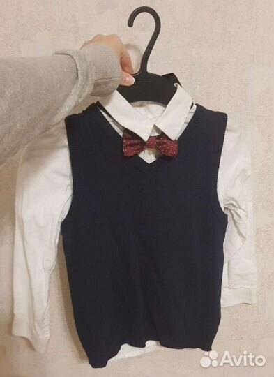 Комплект рубашка белая, жилет и галстук hm