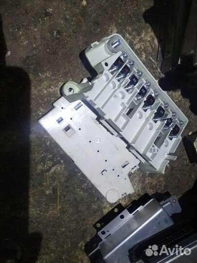 Блок предохранителей в ногах пассажира BMW e39