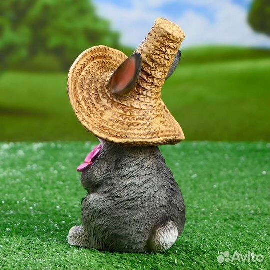Фигура интерьерная садовая зайка в шляпе полистоун
