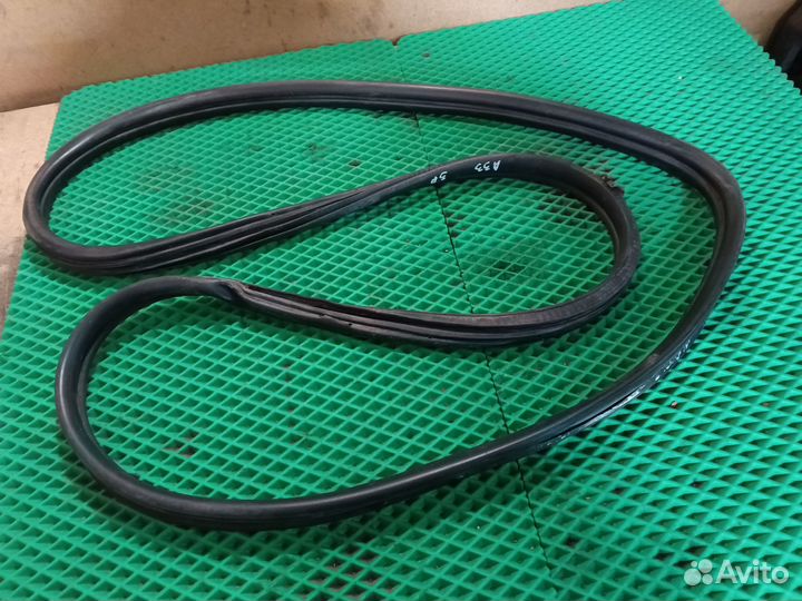 Уплотнитель двери задний правый Nissan Maxima A33