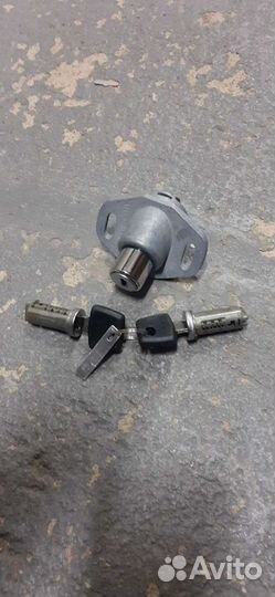 Замок багажника с личинками