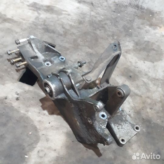 Кронштейн генератора гур вискомуты 1,6 AHL VAG