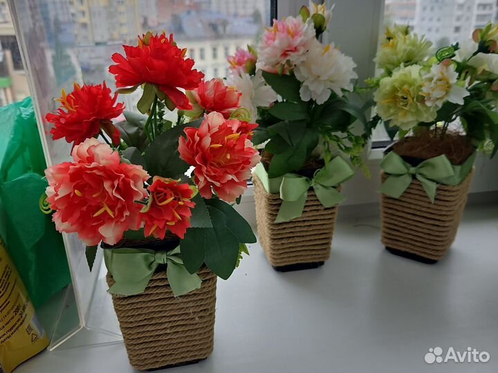 Искусственные цветы в горшках