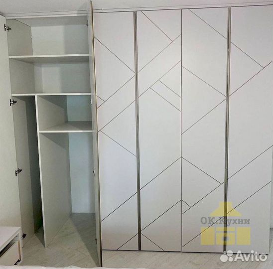 Книжный шкаф