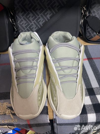 Кроссовки Adidas yeezy boost 700