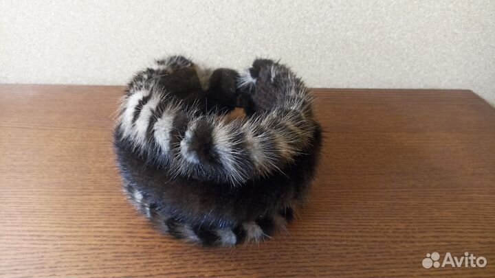 Головной убор из вязаного меха норки