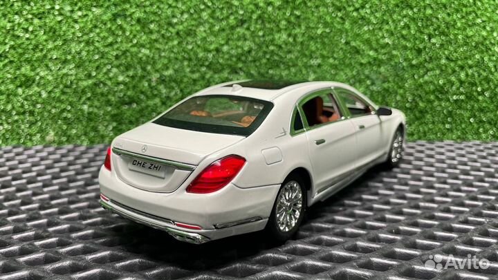 Модель автомобиля Mercedes-Benz E-Class L металл