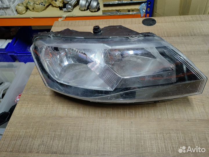 Фара галогеновая передняя правая Skoda Rapid