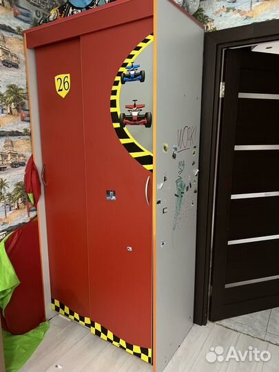 Детская кровать и шкаф