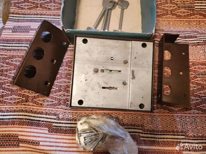 Замок дверной накладной