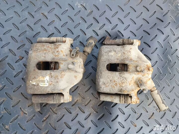 Суппорт тормозной передний Renault Laguna 1