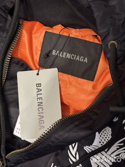 На руках Balenciaga wfp bomber